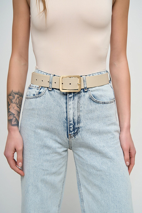 Ремень с золотой прямоугольной пряжкой молочного цвета - 1105-4