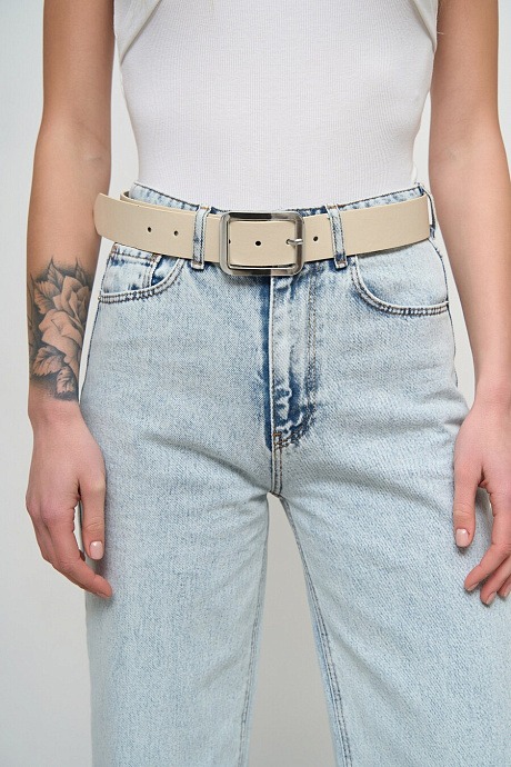 Ремень с серебрянной прямоугольной пряжкой молочного цвета - 1105-3